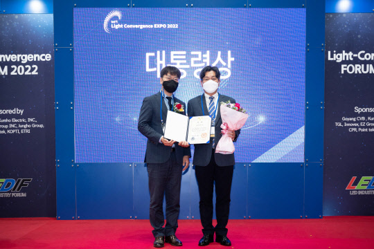 맹경무(오른쪽) 삼성전자 LED사업팀 전략마케팅팀 상무가 21일 경기도 고양시 킨텍스에서 열린 '국제광융합 O2O 엑스포'에서 차량용 픽셀 LED로 대통령상을 수상하고 박기호 산업통상자원부 전자전기과 사무관과 기념사진을 찍고 있다. <삼성전자 제공>